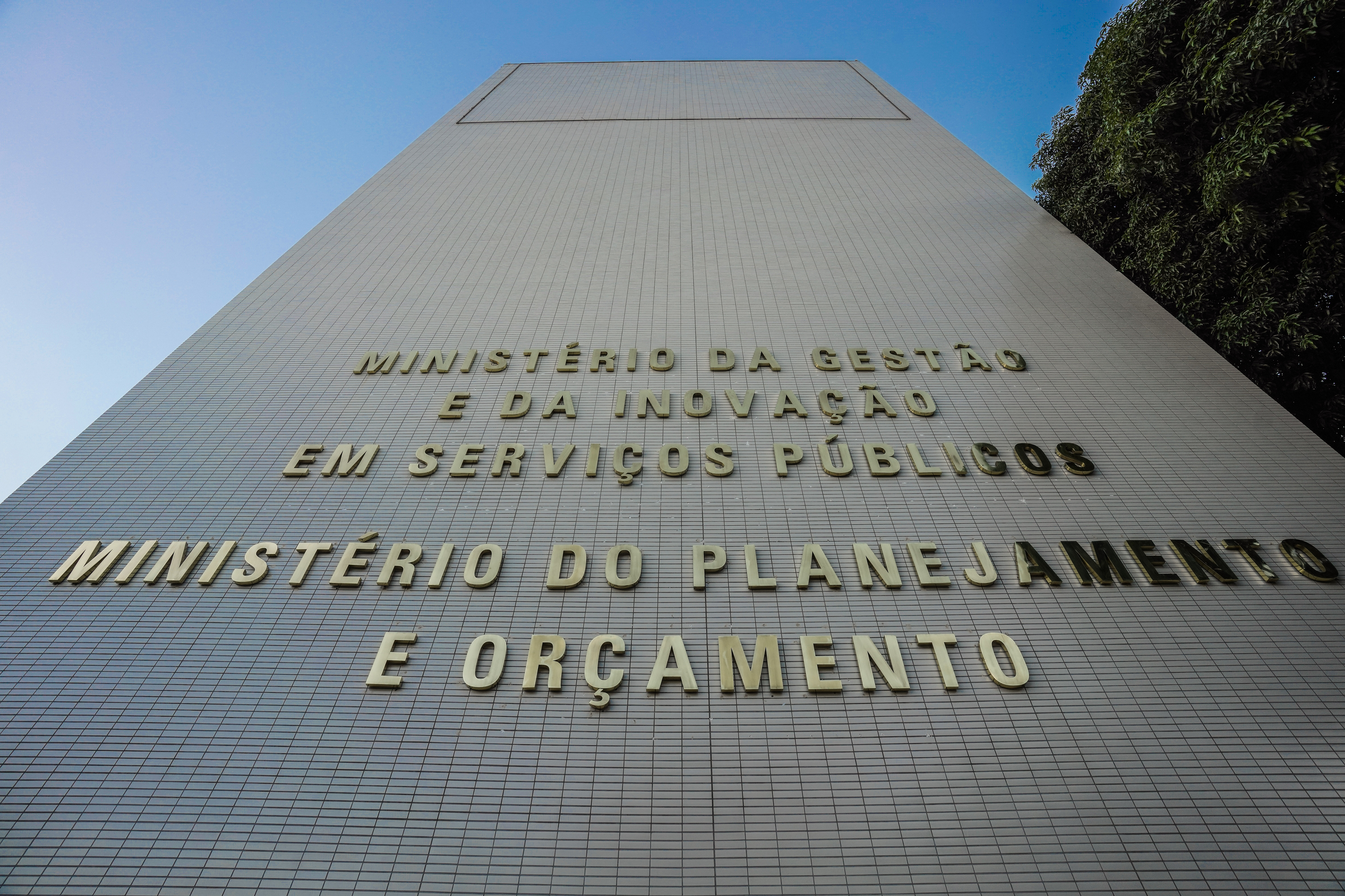 Governo libera R$ 5,2 bilhões para reforçar assistência social e saúde