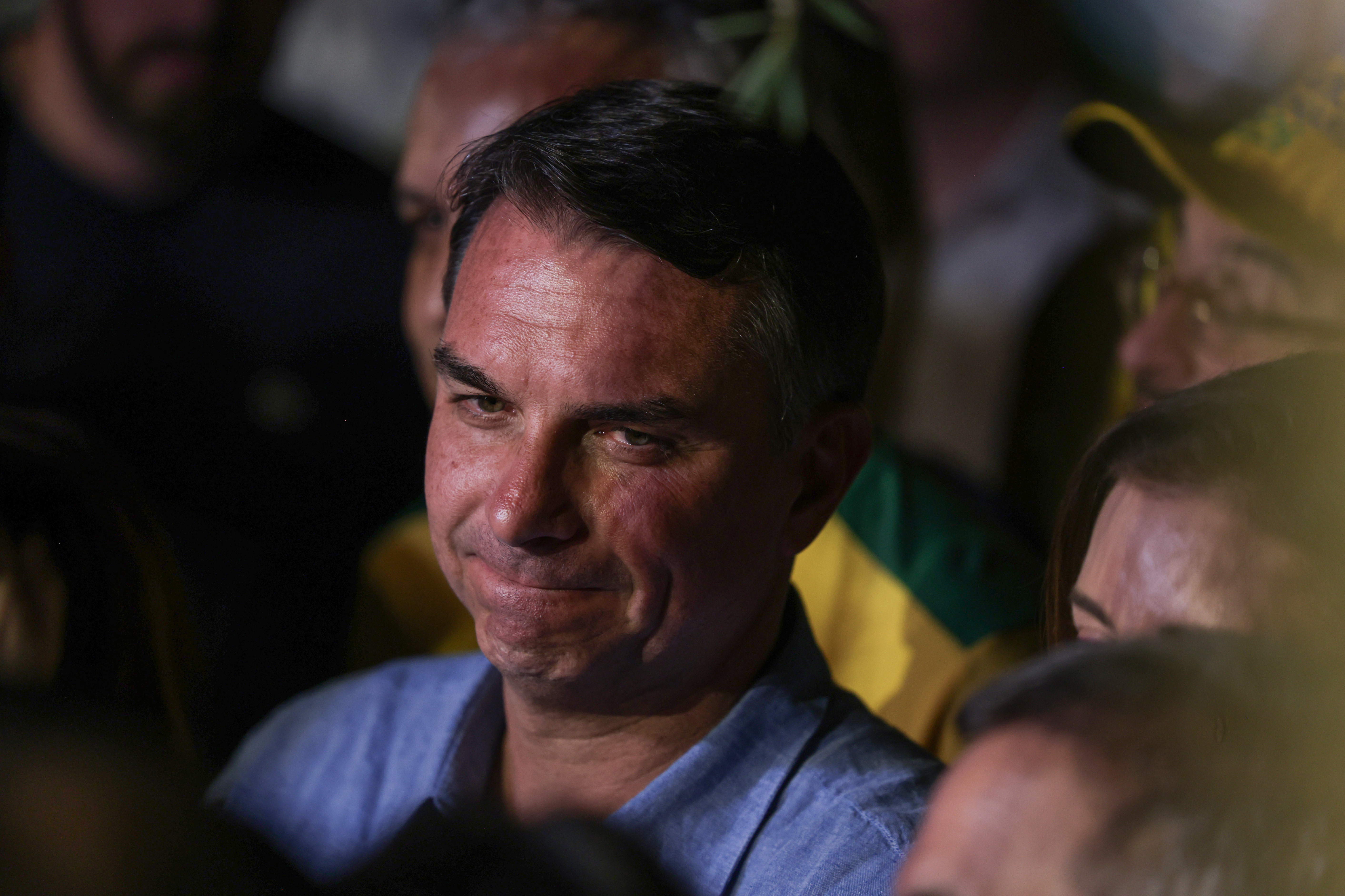 Imprensa internacional repercute fuga de Flávio Bolsonaro do Brasil