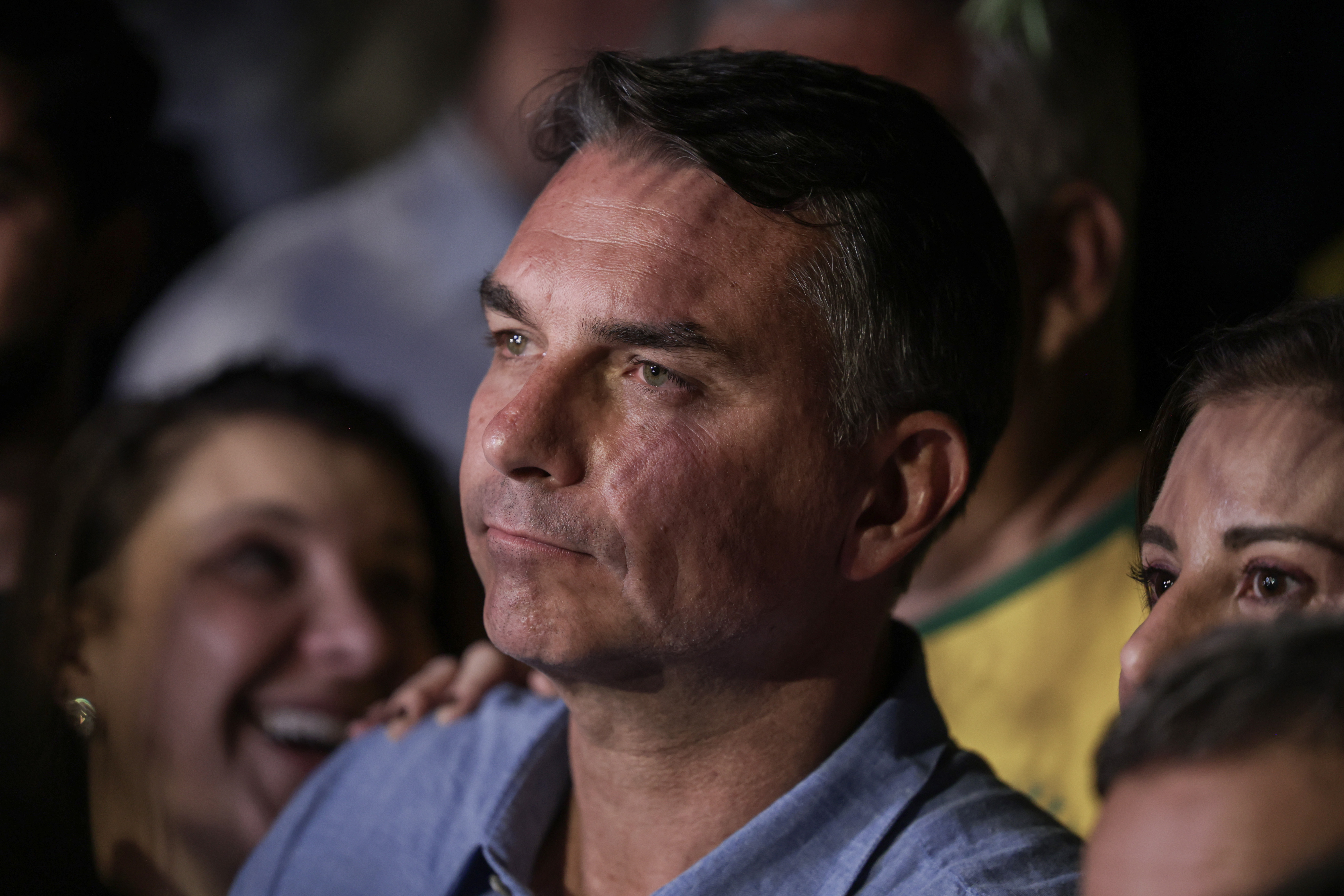Em sabatina, Flávio não explica propostas e faz acusações sem provas