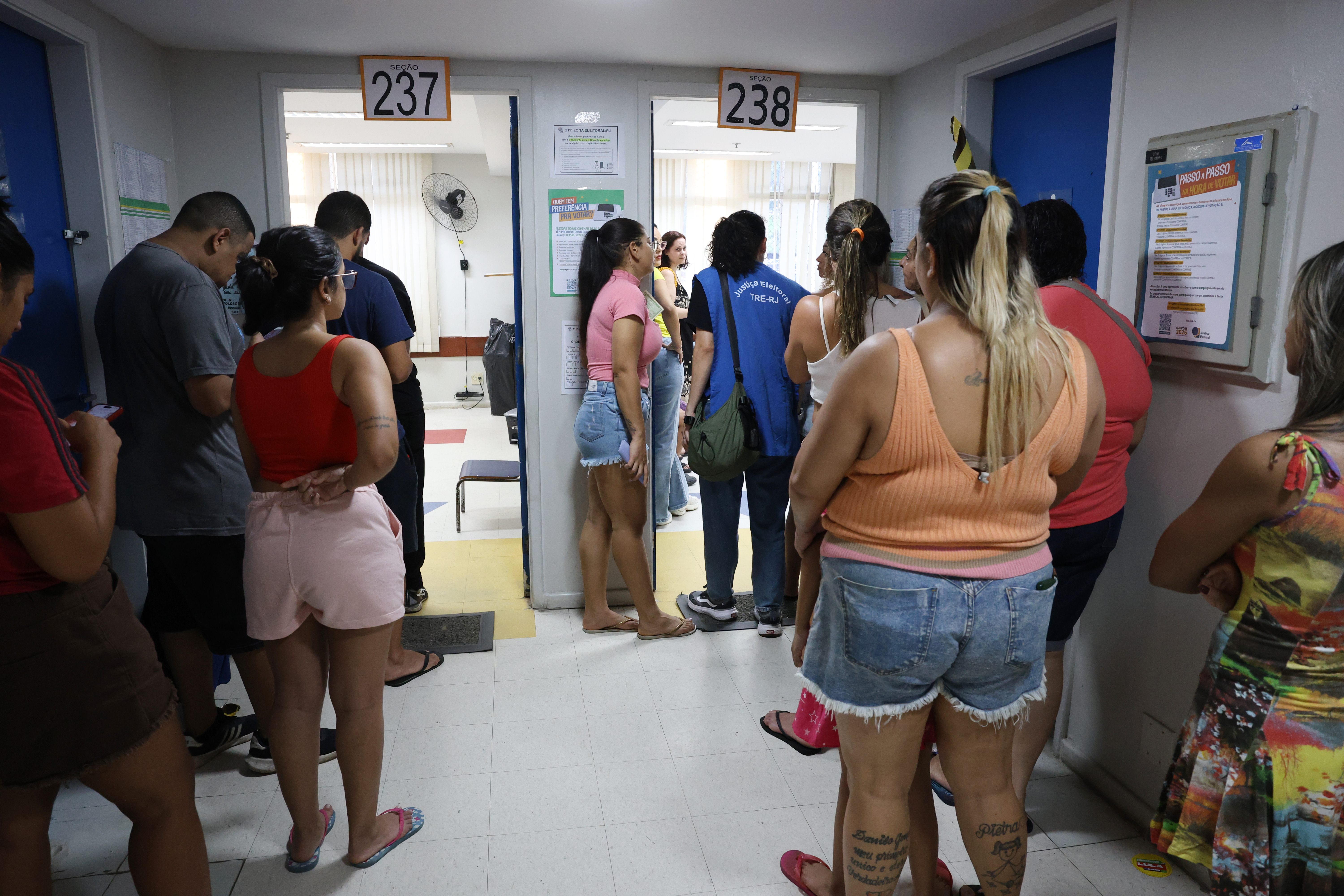 Moradores da Maré se mobilizam para divulgar locais de votação