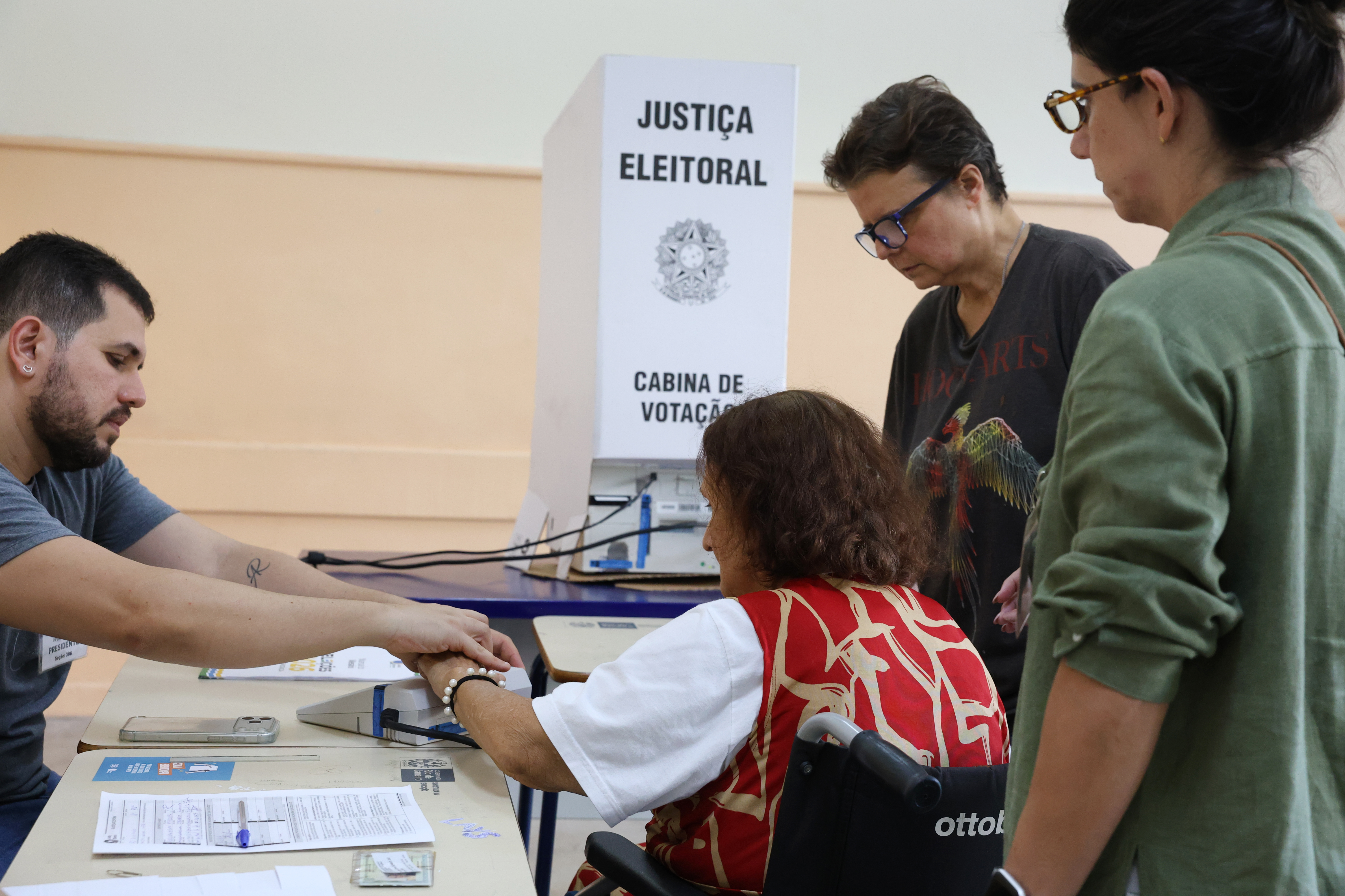 Primeiro turno contou com 43% mais eleitores de ao menos 70 anos