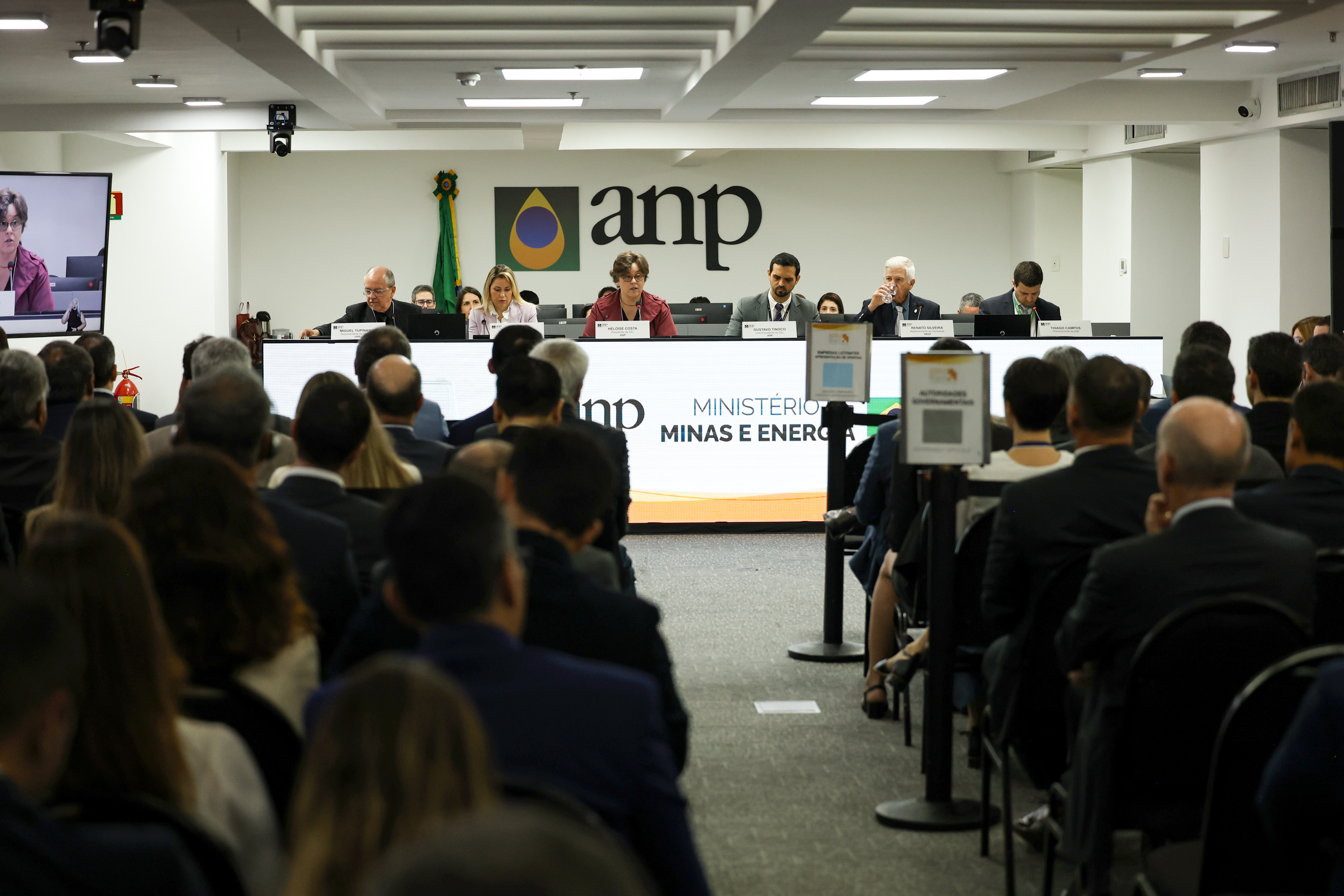 Leilão da ANP arrecada R$ 3 bilhões com a venda de 49 blocos