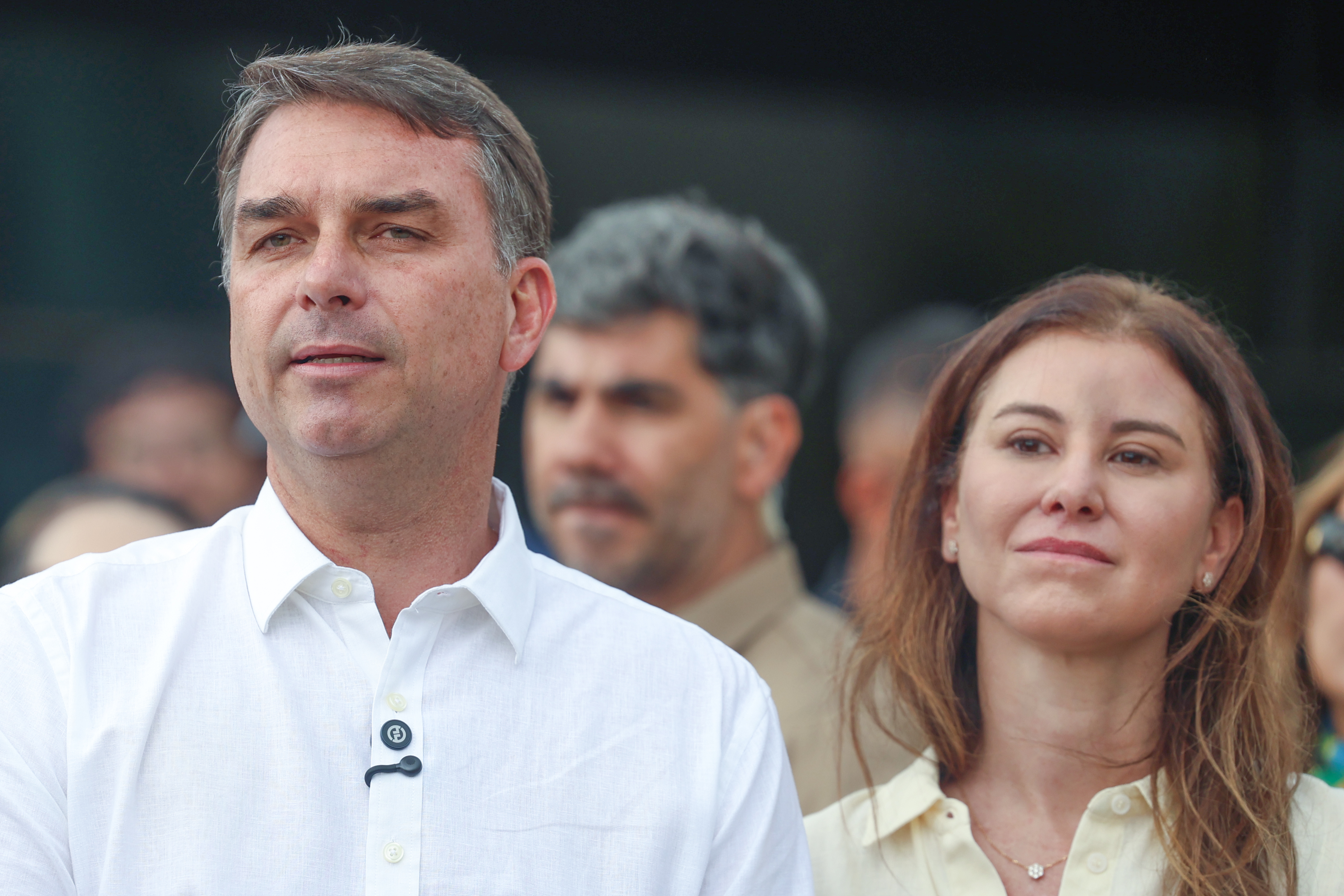 Flávio Bolsonaro fugiu para os EUA, diz Agência Reuters