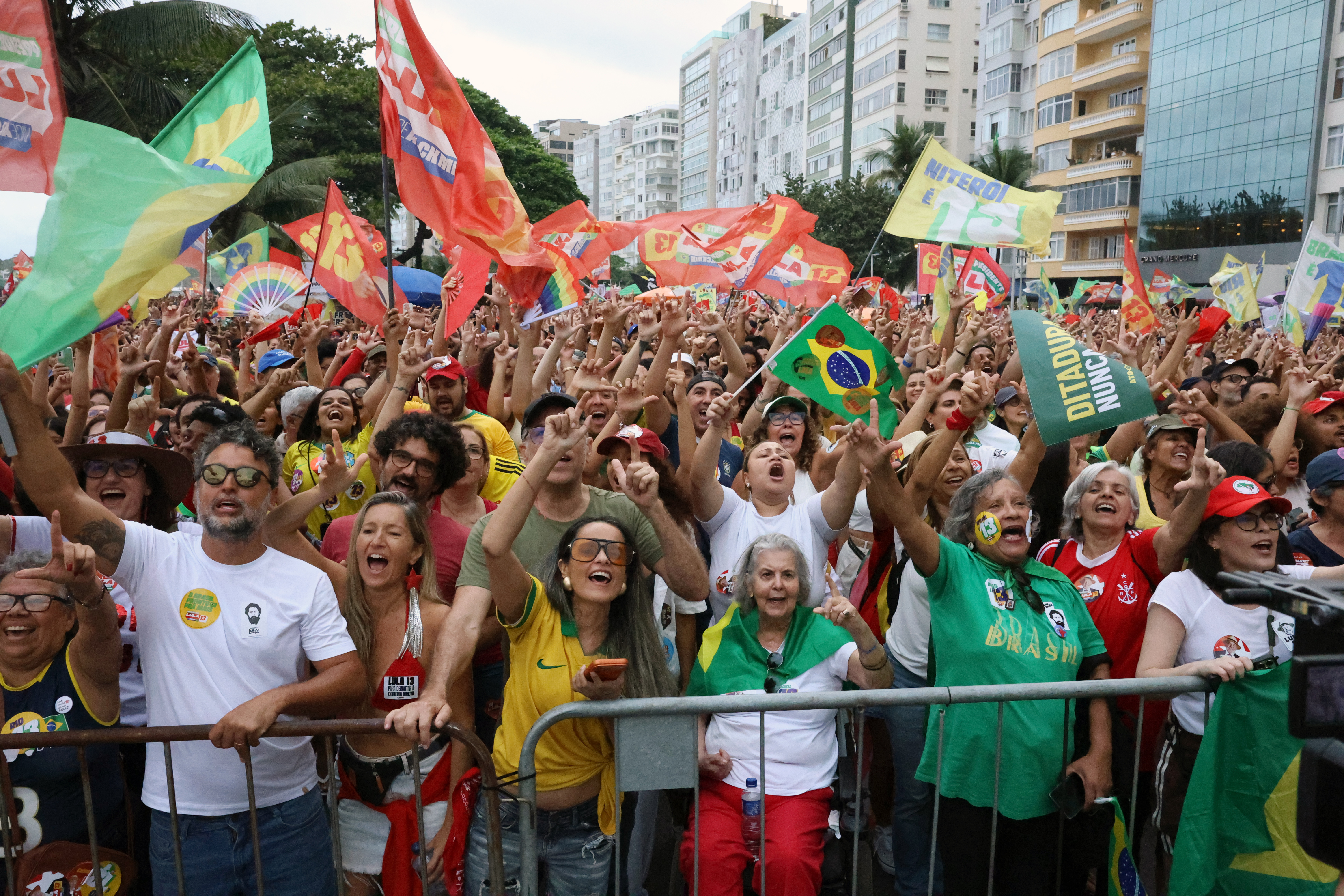 Ato em apoio à democracia e a Lula reúne milhares em Copacabana