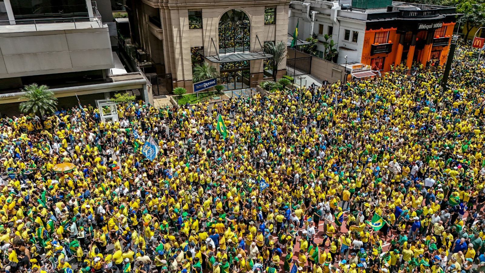 Campanha de Flávio Bolsonaro realiza manifestação na Paulista