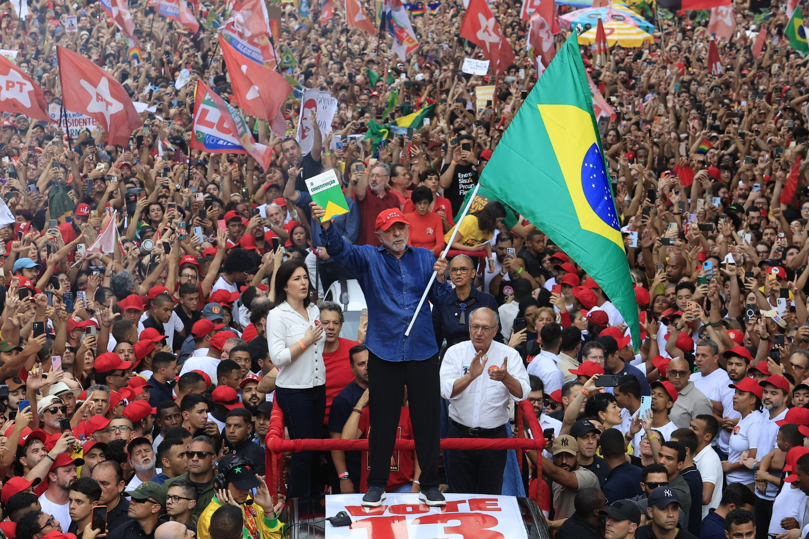 Lula é reeleito presidente do Brasil em virada histórica