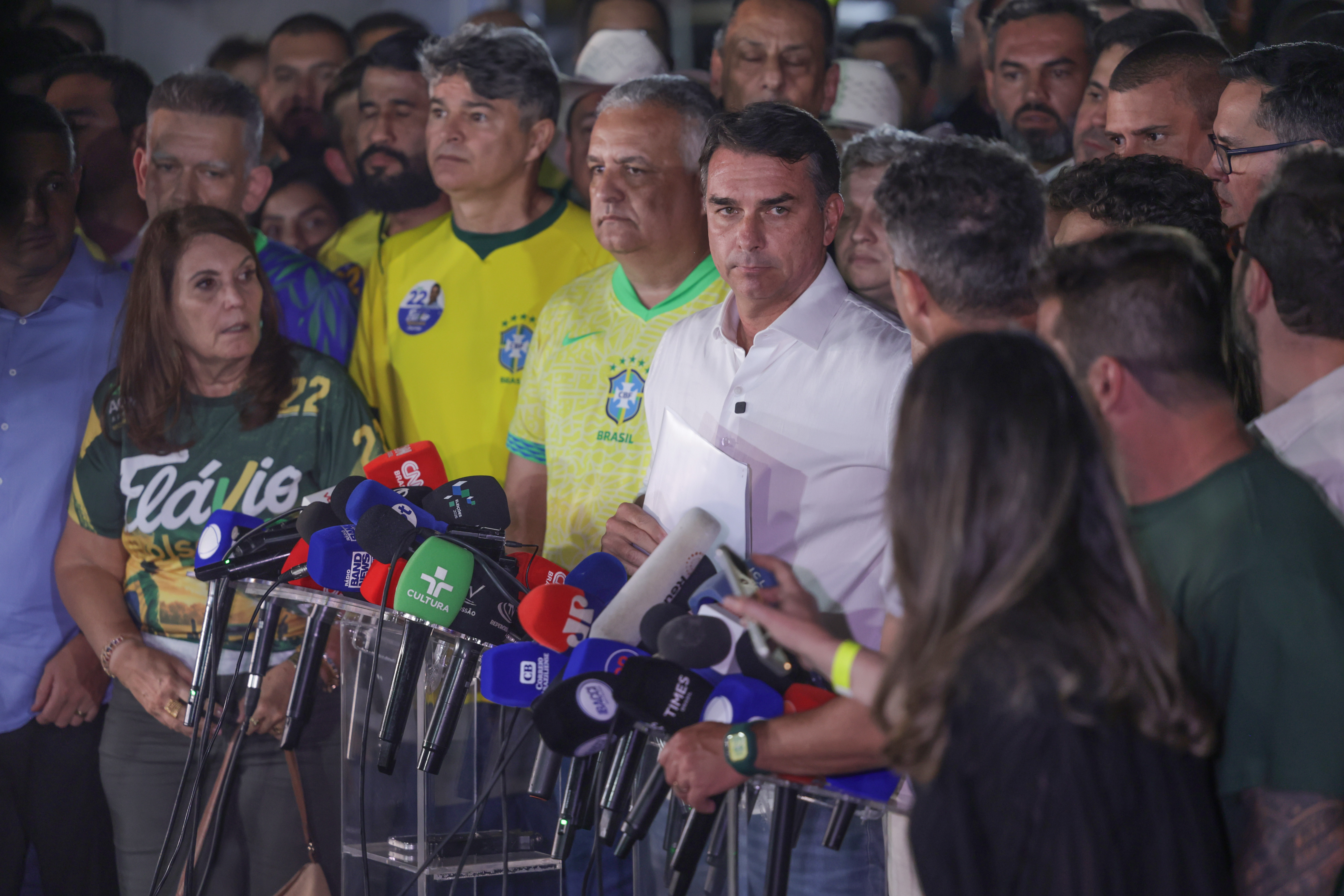 Moraes manda Flávio entregar passaporte e o proíbe de deixar o país