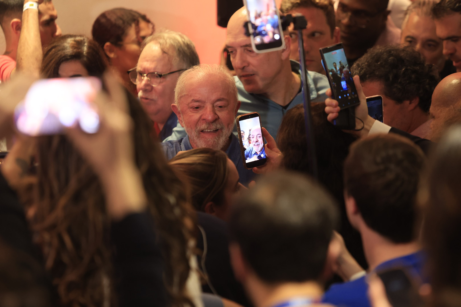 Lula agradece votos e diz que teve de vencer intromissão vinda de fora