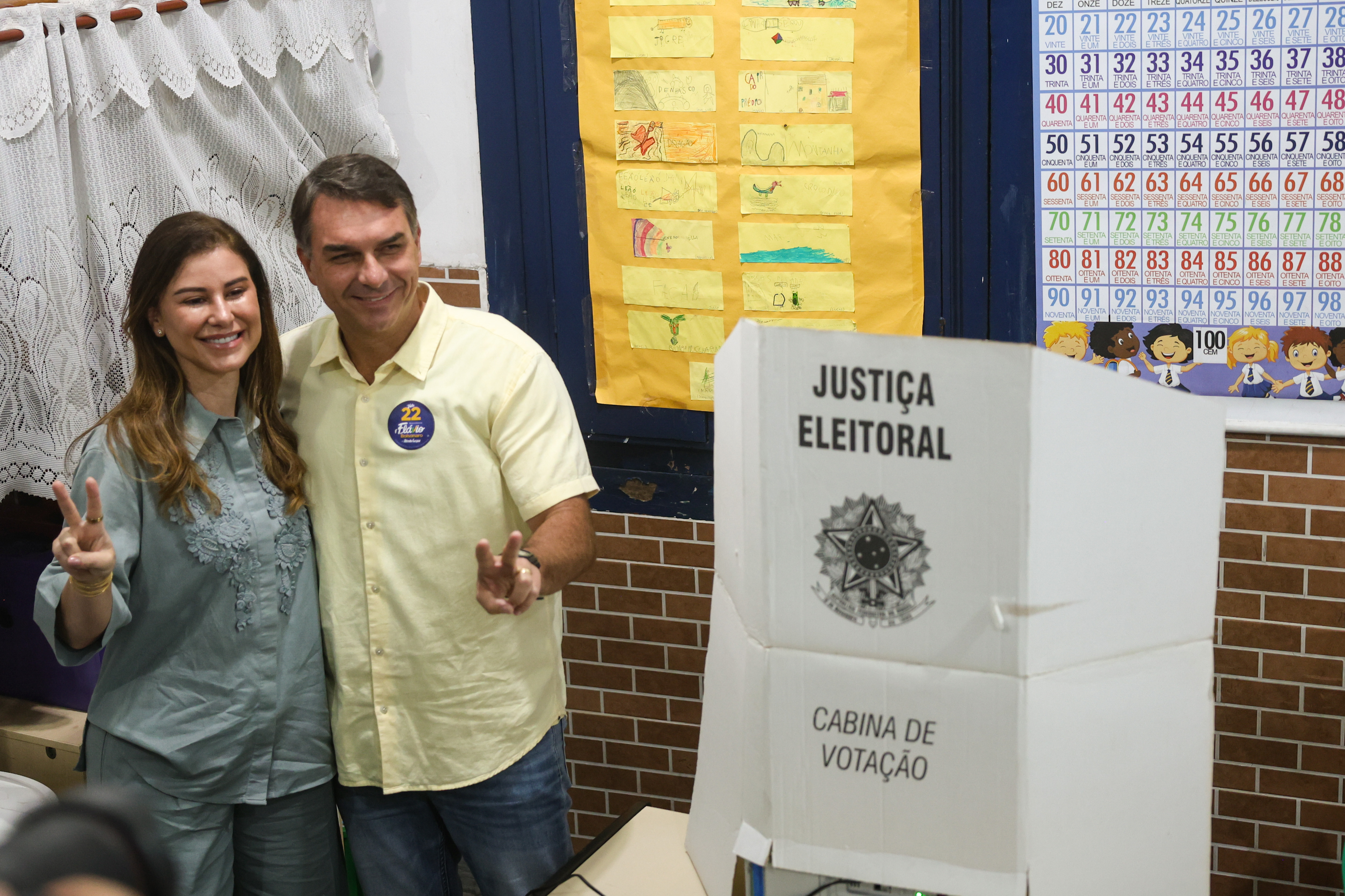 Ao votar no Rio de Janeiro, Flávio diz que representa a mudança