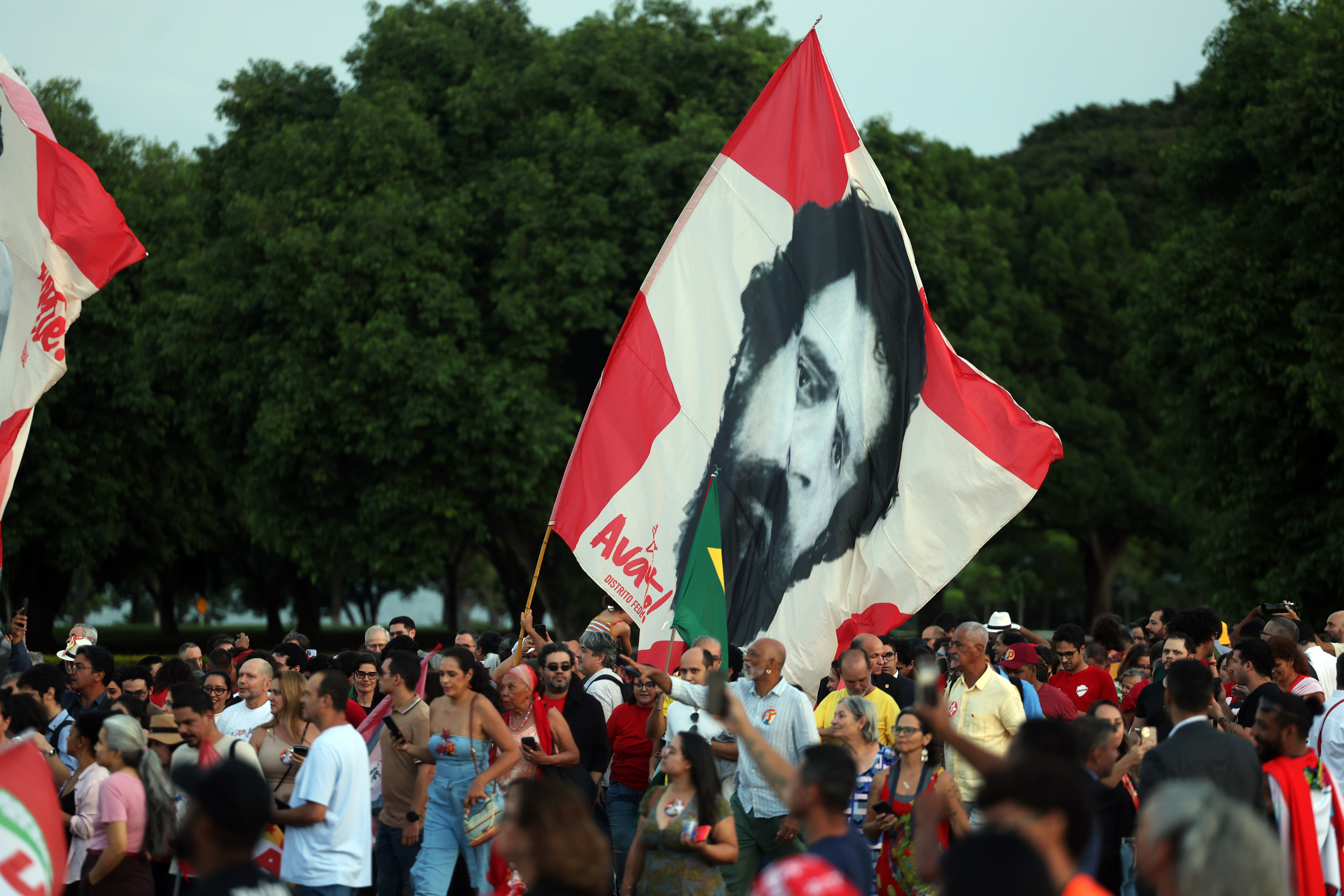 Lula e eleitores idosos se emocionam em “festa de aniversário”