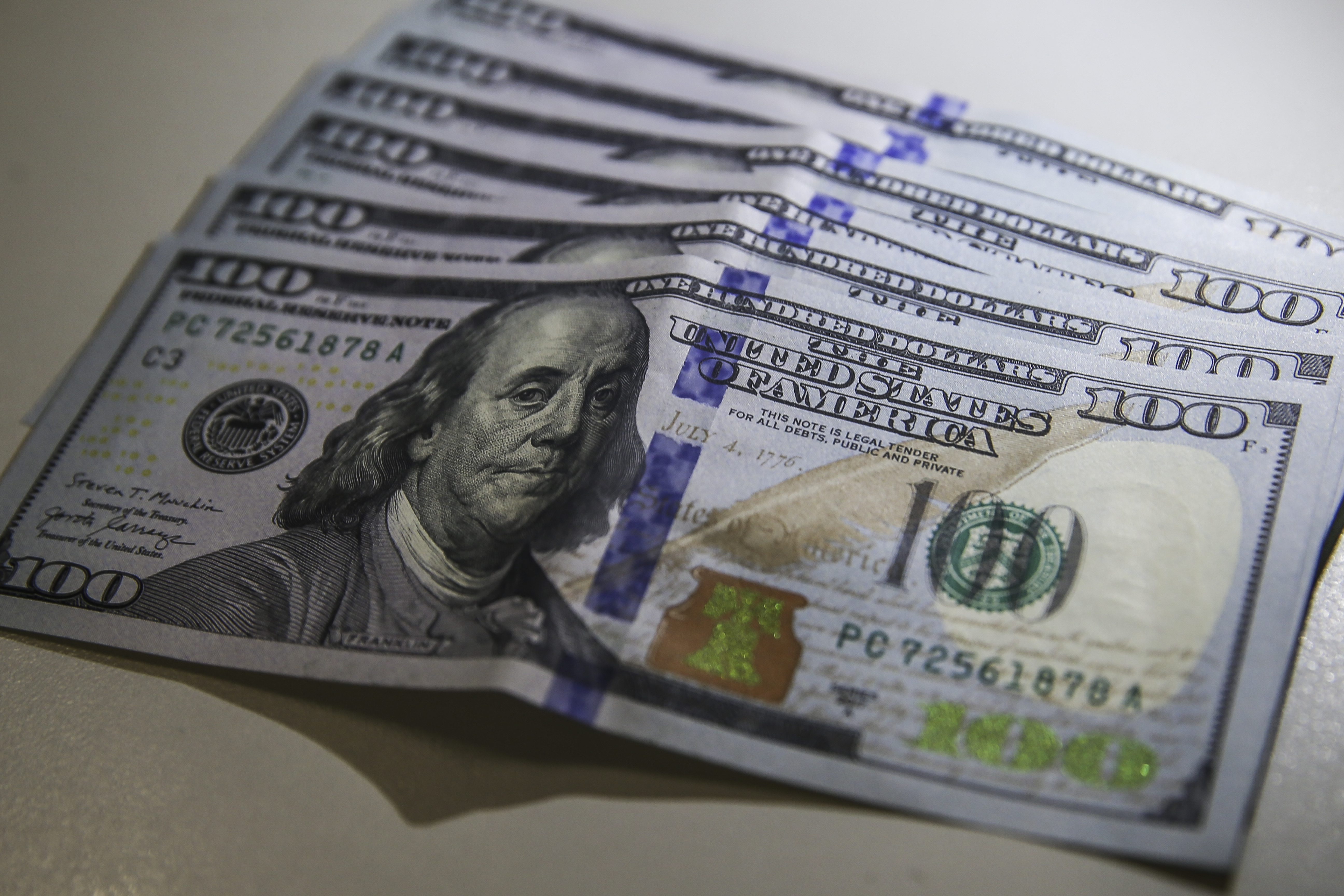 Dólar volta a R$ 5 com ambiente externo e ajuste pós-eleitoral