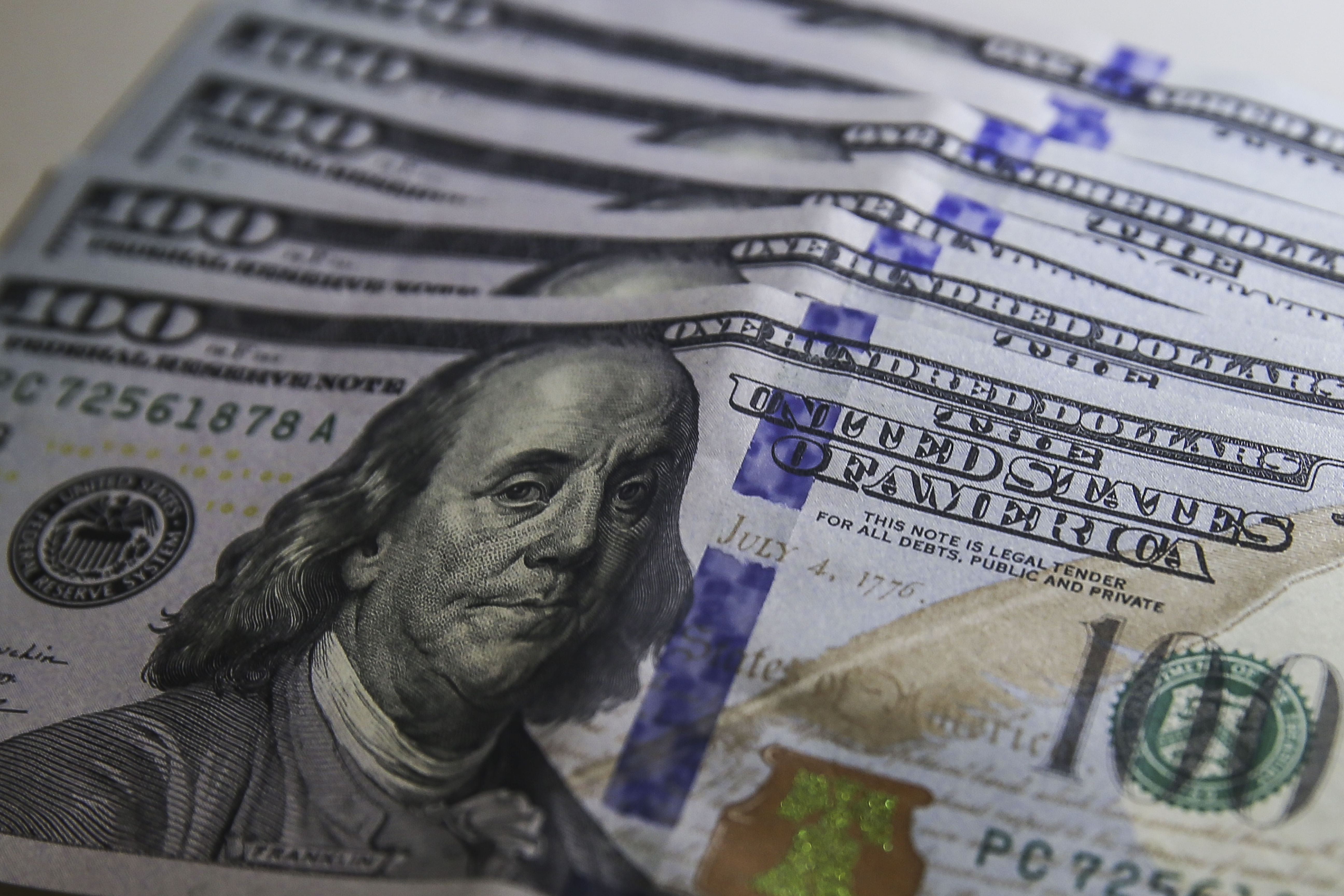 Dólar cai para R$ 5,01 com exterior e expectativa eleitoral no Brasil