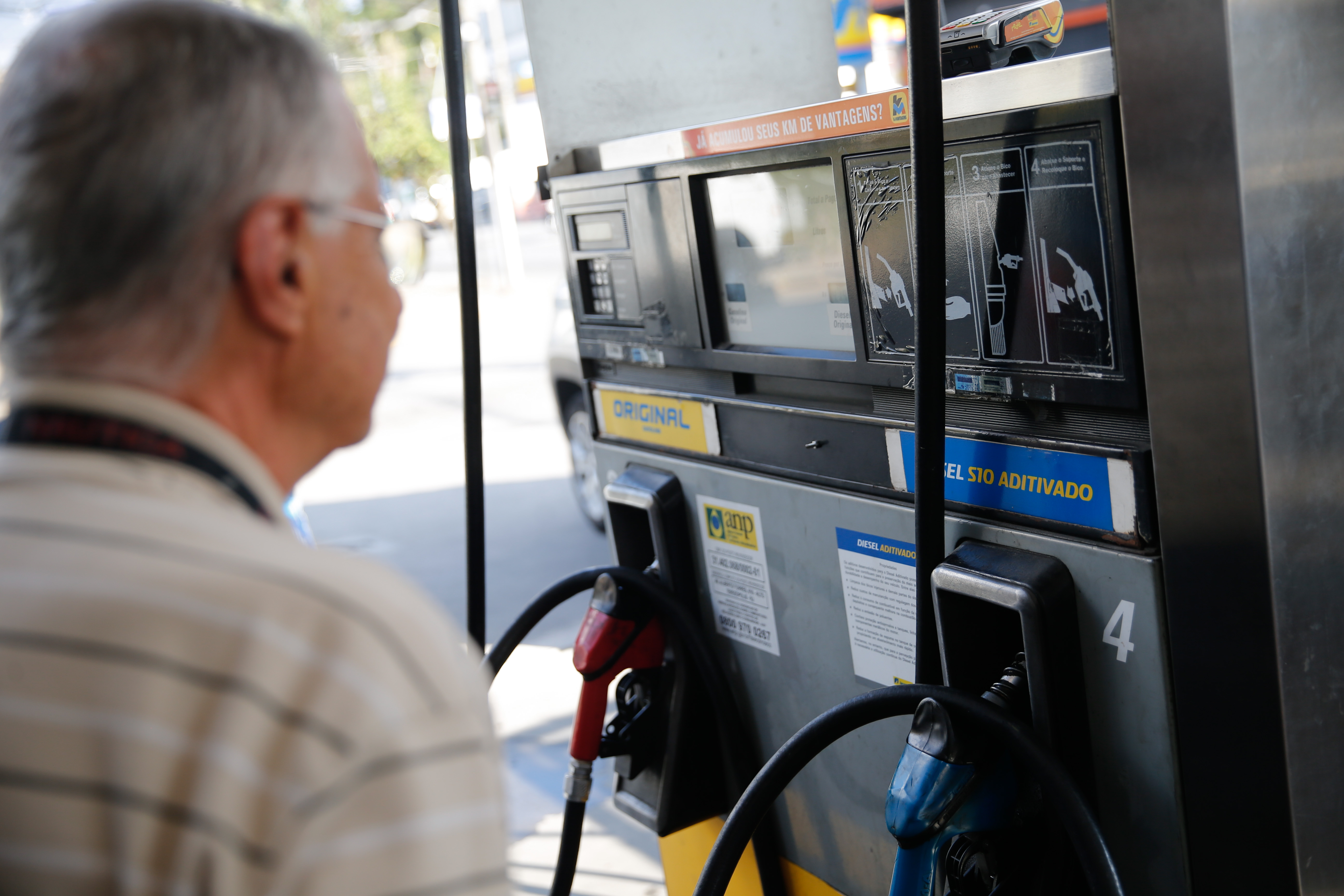 Governo prorroga por um mês subvenção de R$ 2,12 ao diesel