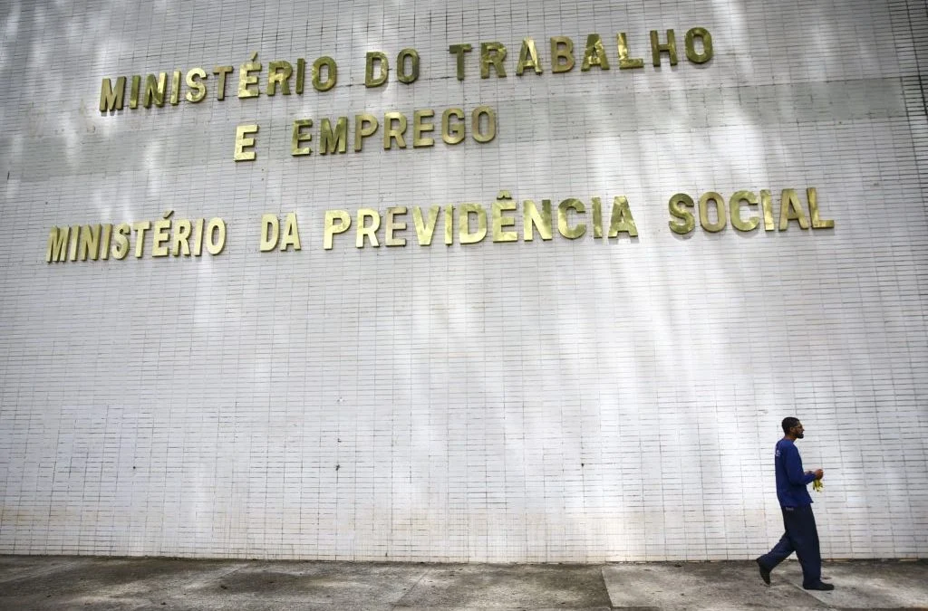 Fim da escala 6 X 1 pode beneficiar 14,8 milhões de trabalhadores