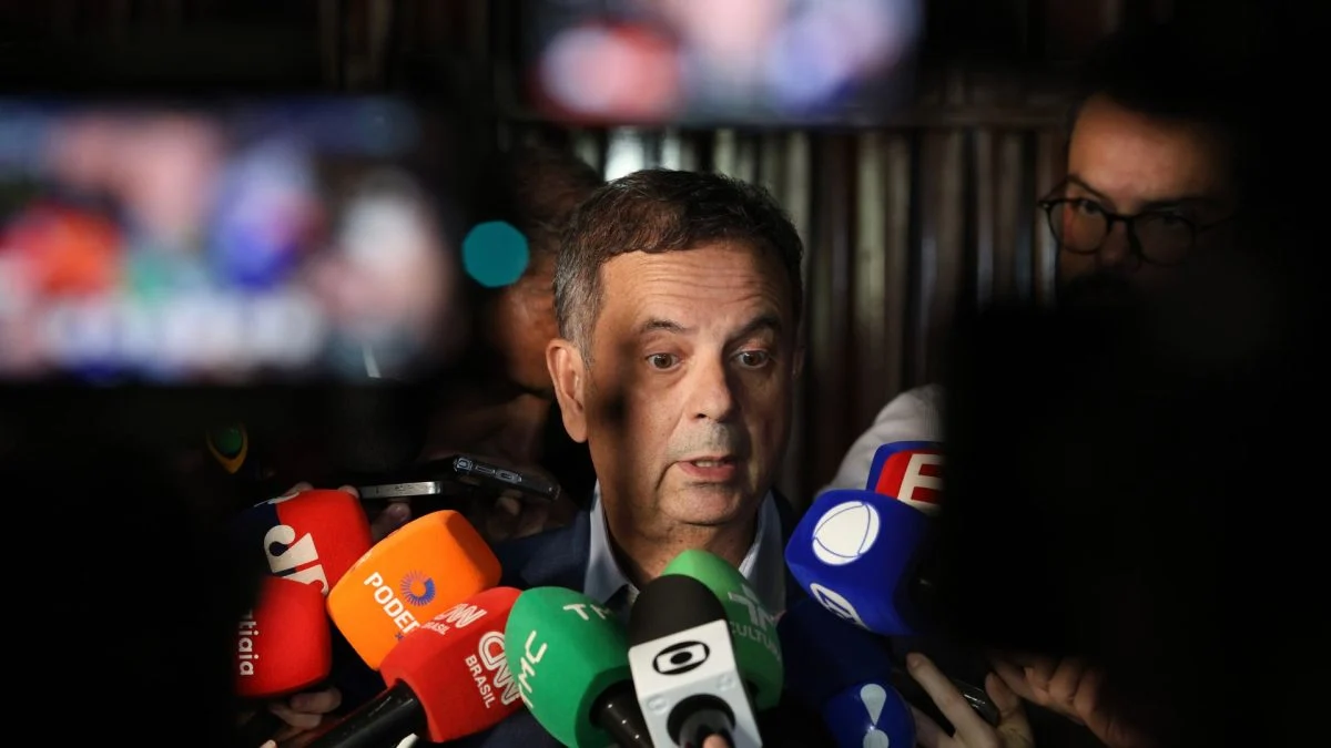 Antes de perder contato, Flávio disse a Marinho que iria “dar um tempo”