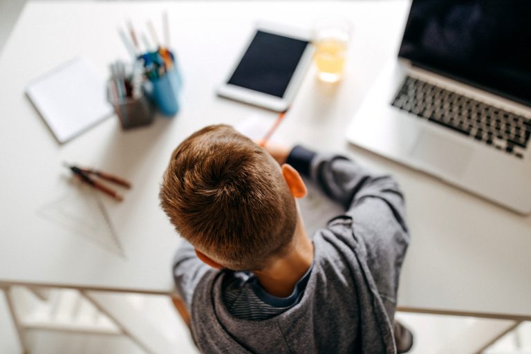 Projeto cria política nacional para levar internet de alta velocidade a todas as escolas públicas