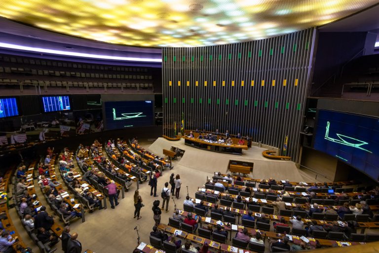 Câmara pode votar hoje projetos sobre proteção às mulheres, segurança em presídios e informações climáticas