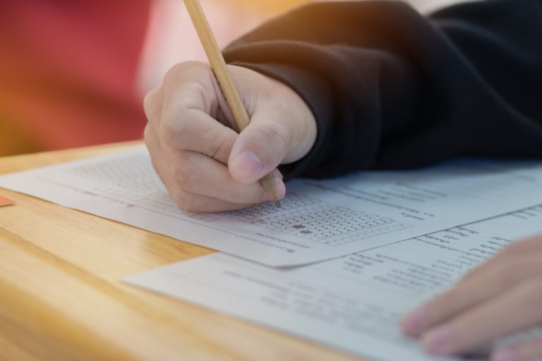 Projeto isenta candidatos de baixa renda de custos com exames médicos em concursos públicos