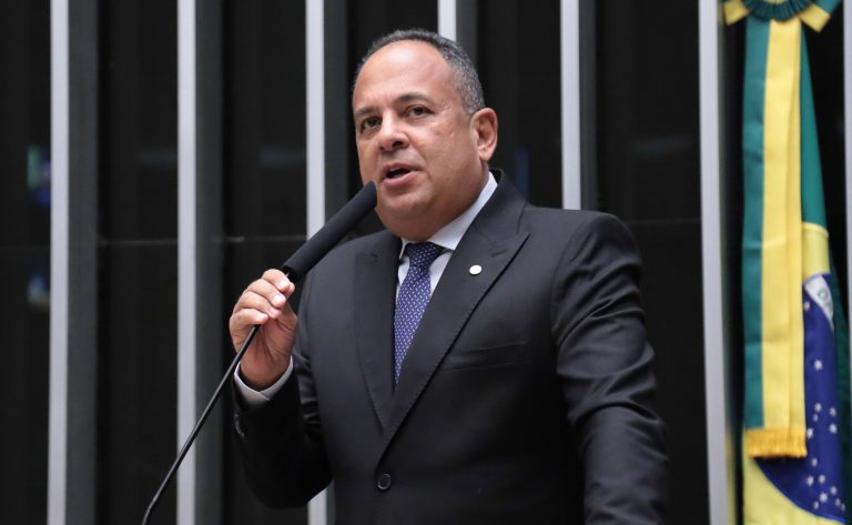 Projeto proíbe cobrança de estacionamento de quem trabalha em centros comerciais