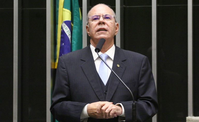 Comissão aprova piso salarial de R$ 6,5 mil para farmacêuticos