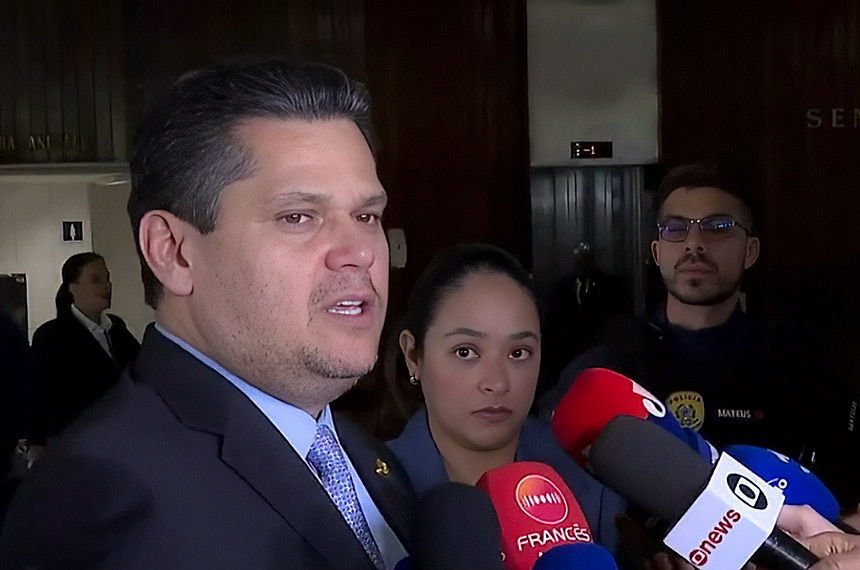 Votação mais rápida do fim da escala 6x1 depende dos senadores, diz Davi