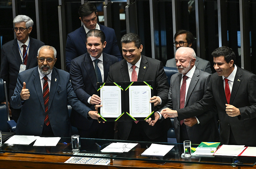 Congresso promulga o fim da escala 6x1 e aposentadoria de agentes de saúde