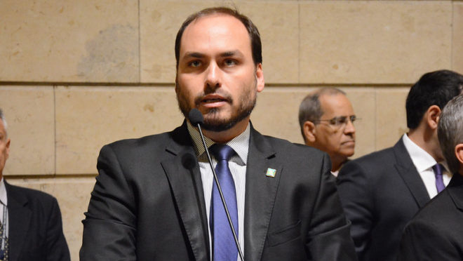 Indiciamento de Carlos Bolsonaro por “Abin Paralela” levanta suspeitas de motivação política