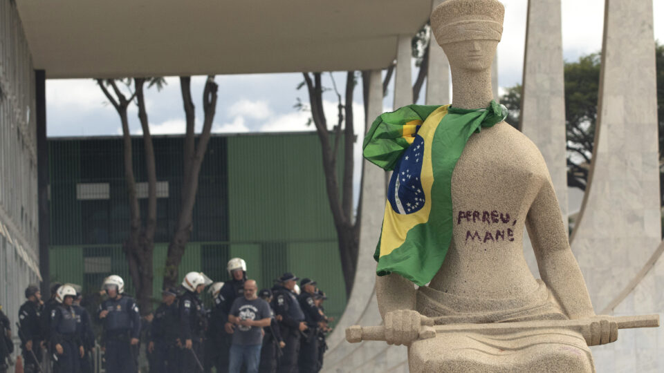 Moraes aponta “mero incoformismo” e STF nega recurso da mulher que pichou estátua