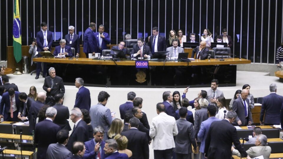 Veja como senadores e deputados votaram na medida que pode elevar a conta de luz