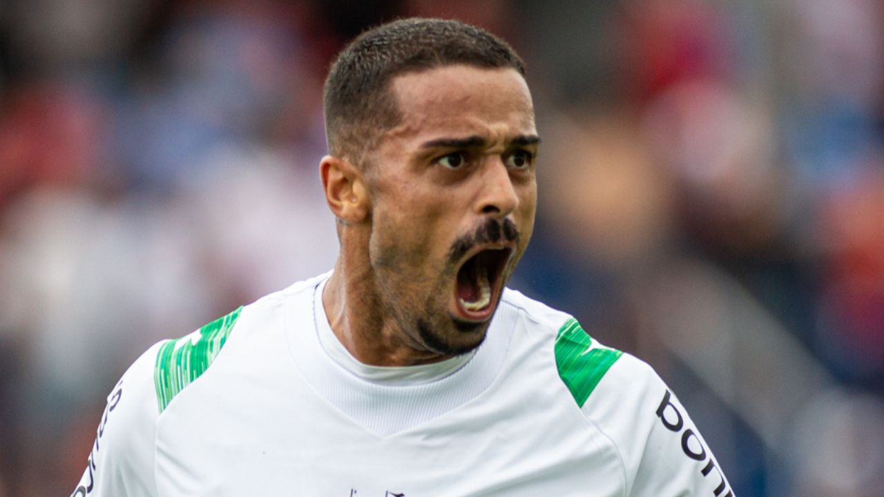 Atacante exalta Coritiba em despedida: “Gigantesco”
