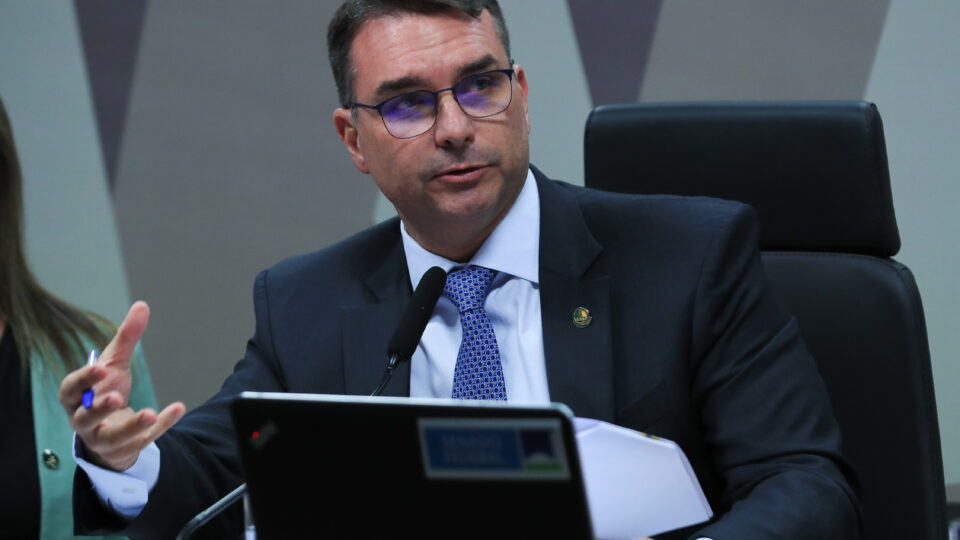 Flávio Bolsonaro diz que Zambelli foi vítima de perseguição política