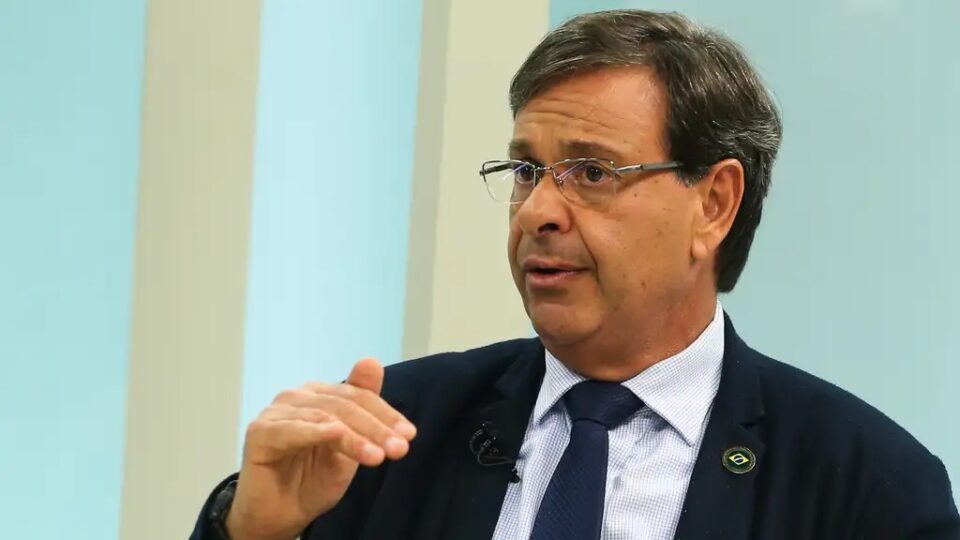 Gilson Machado nega tentativa de ajuda a Mauro Cid para sair do Brasil