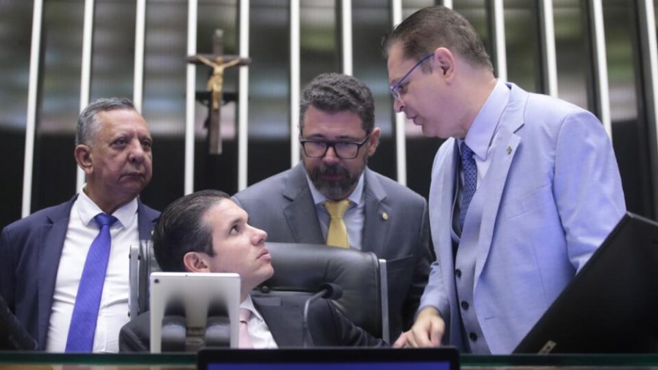 Motta exerce papel dúbio e se enfraquece para equilibrar interesses entre governo, STF e oposição