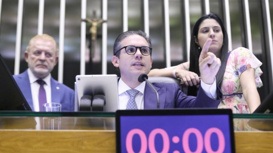 Pressão da oposição leva Motta a votar perda de mandato da Zambelli no plenário
