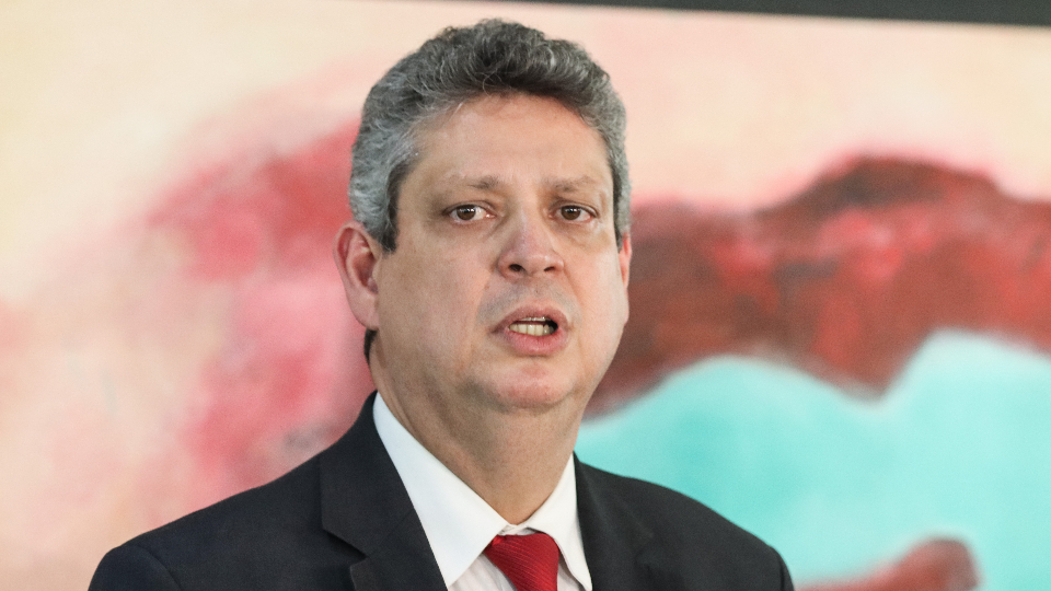Ministro de Lula diz que Zema tem que “lavar boca com água sanitária”