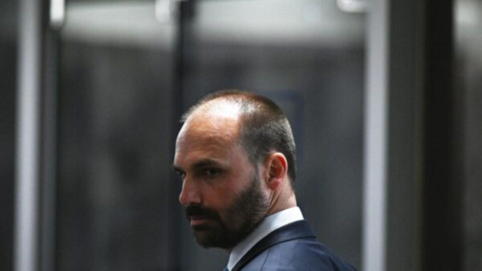 Líder do PT pede que Moraes proíba Eduardo Bolsonaro de assumir cargos públicos