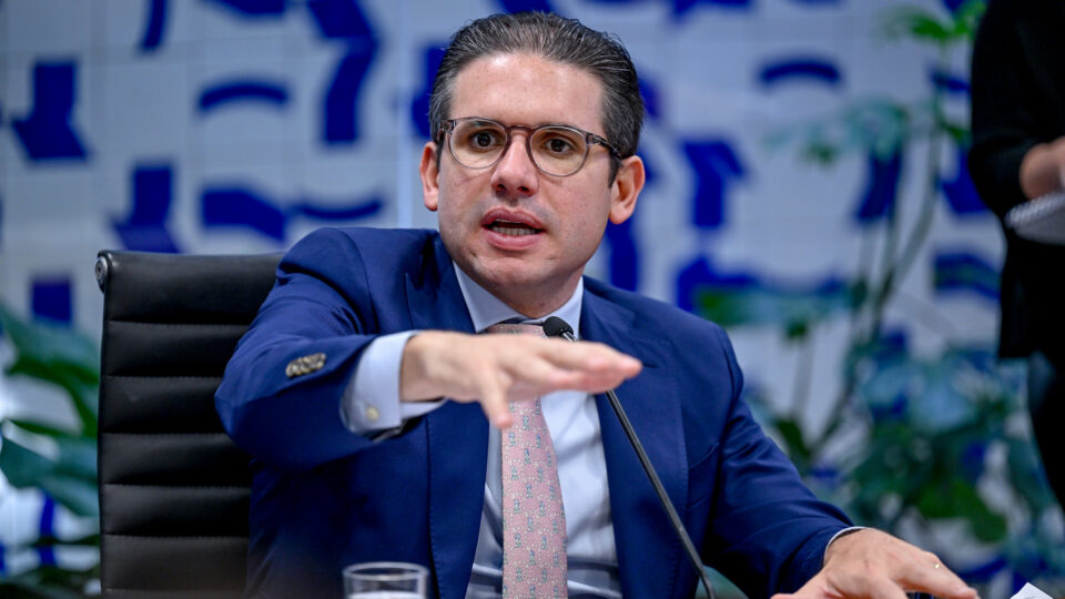 Hugo Motta veta reuniões de comissões durante recesso legislativo 