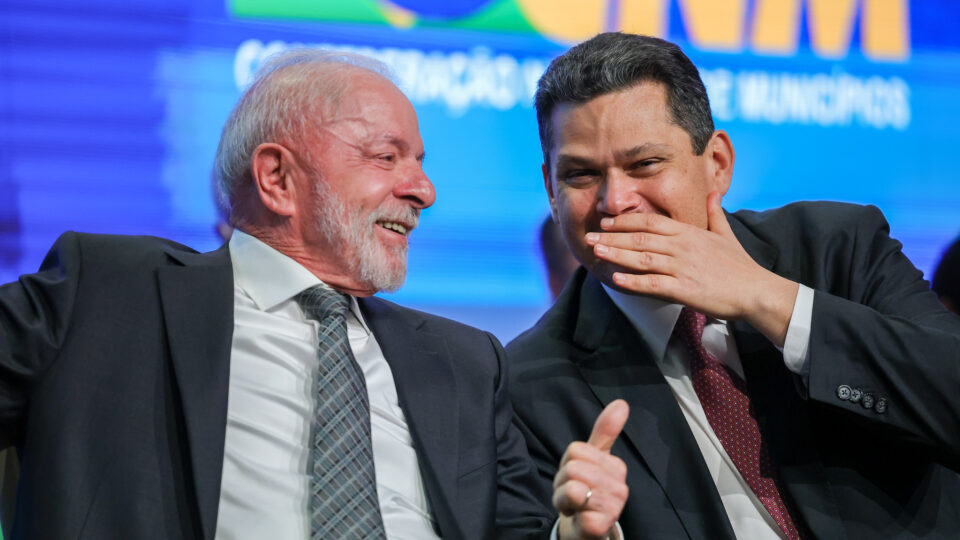 Alcolumbre prorroga vigência de MP de Lula que aumentou impostos para compensar IOF