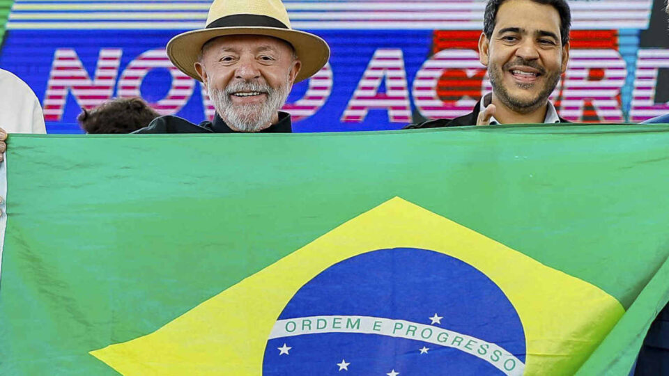 PT capitaliza tarifas de Trump com Lula na TV, artigos no exterior e militância nas redes