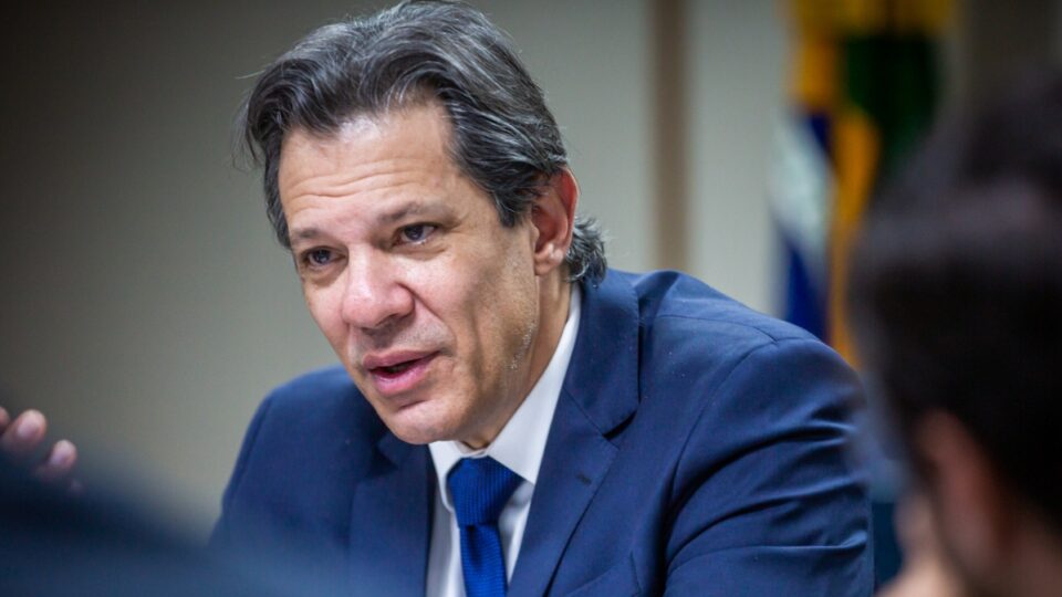 Haddad diz que Eduardo age em nome da família Bolsonaro para conspirar contra o Brasil