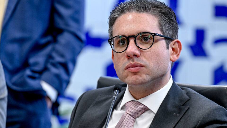 Motta trava embate com oposição ao tentar blindar Câmara da crise entre Bolsonaro e STF