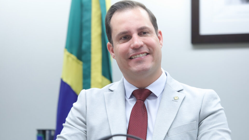 A quase um ano das eleições, deputados torram R$ 42 milhões com autopromoção