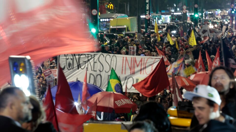 Manifestantes queimam boneco de Trump e criticam Tarcísio em protesto em São Paulo