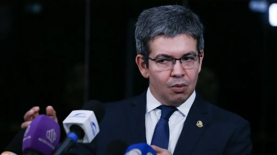 Líder do governo chama apoiadores da taxação de Trump de “covardes” e critica Tarcísio