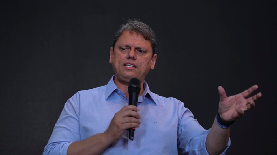 Tarcísio pede a encarregado da Embaixada dos EUA para rever taxação de Trump