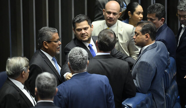 Saiba quem são os 12 senadores do Centrão a favor do impeachment de Moraes