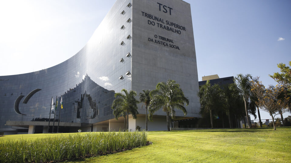 TST gastará R$ 10 milhões na compra de carros de luxo para ministros 