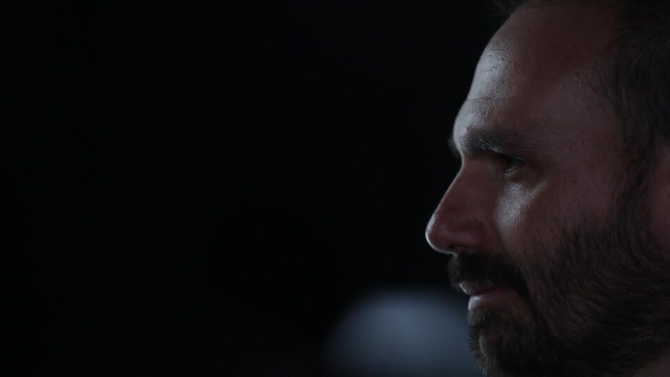 Eduardo Bolsonaro critica decisão de Dino: “Materialização da crise institucional”