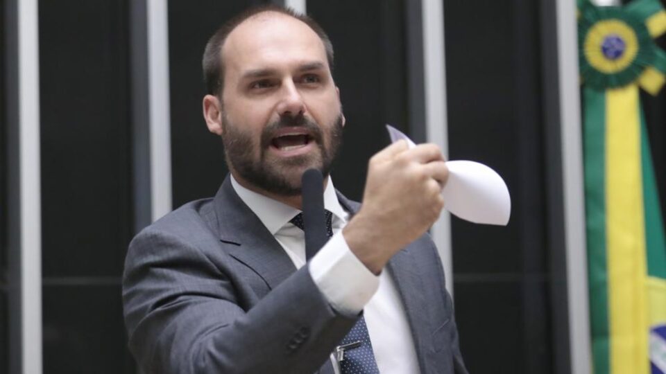 Oposição entra em campo para tentar reduzir embate entre Motta e Eduardo Bolsonaro