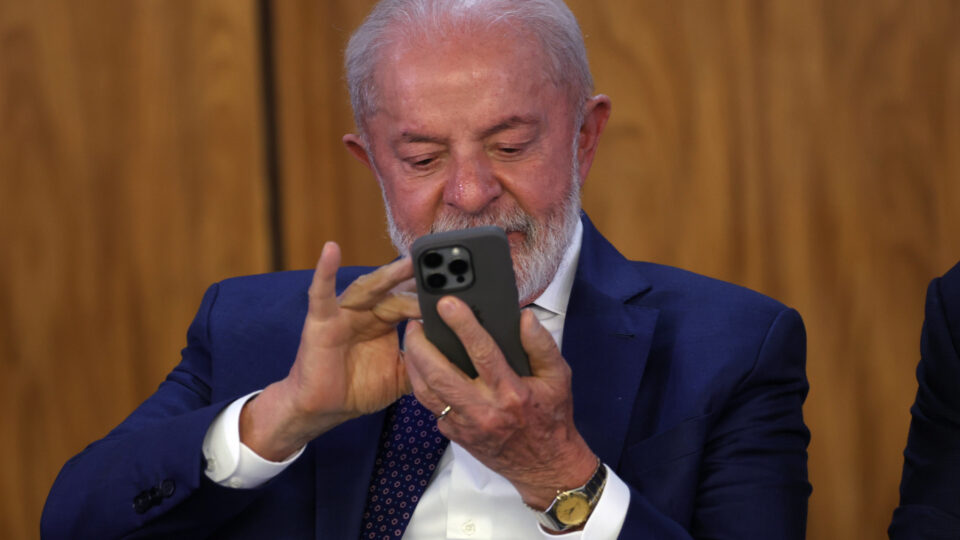 Após derrota para oposição, governo reúne base para tentar blindar Lula na CPMI do INSS